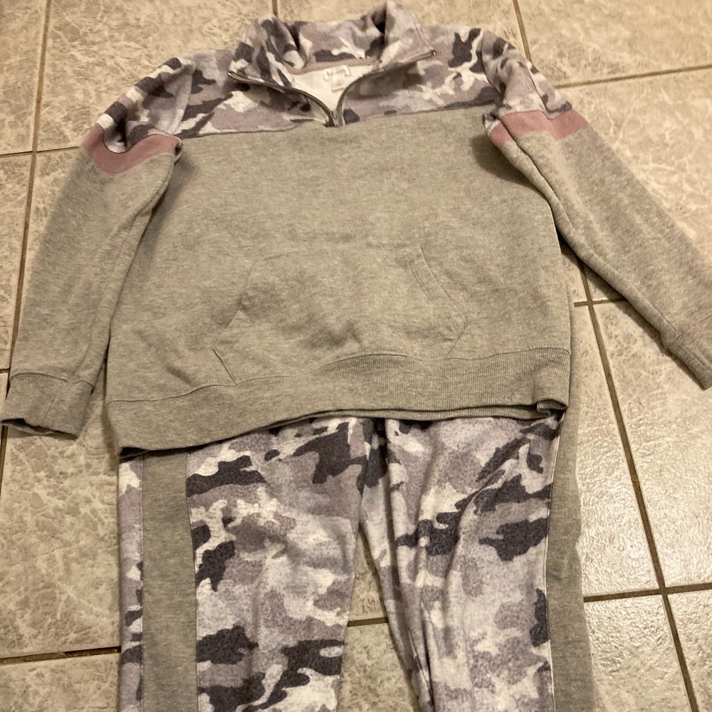 Women's camouflage fleece matching top and pants Size L